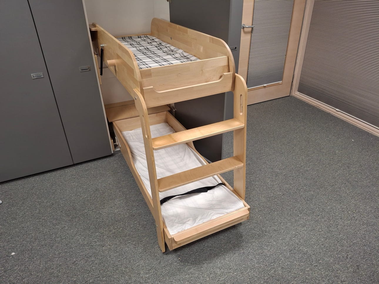 Onnettomuustutkintakeskuksen kuva onnettomuussänkyä vastaavasta kaappisängystä.