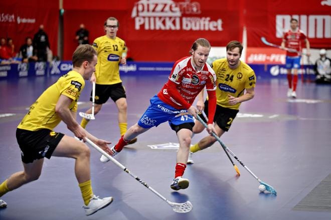 SPV:n Tuomas Mustonen oli Indiansin Ossi Koskisen (etualalla) ja Samuli Alaluusuan puristuksessa. KUVA: TOMI KOSONEN