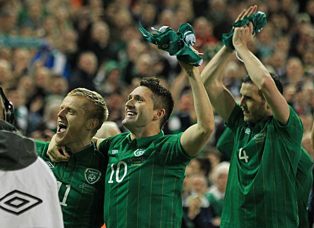 Irlannin Robbie Keane (kesk.) juhli voittoa pelikavereidensa Damien Duffin (vas.) ja John O'Shean kanssa.