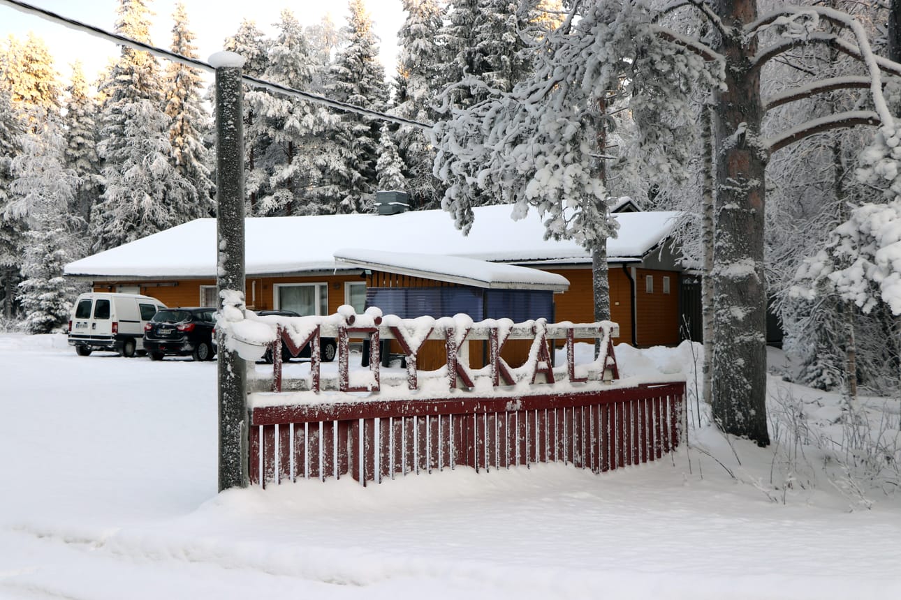 Kirjoittaja pohtii Pudasjärven Puhoskylän alueella puhuttavaa murretta. Kuva Puhokselta Möykkälän pihalta.