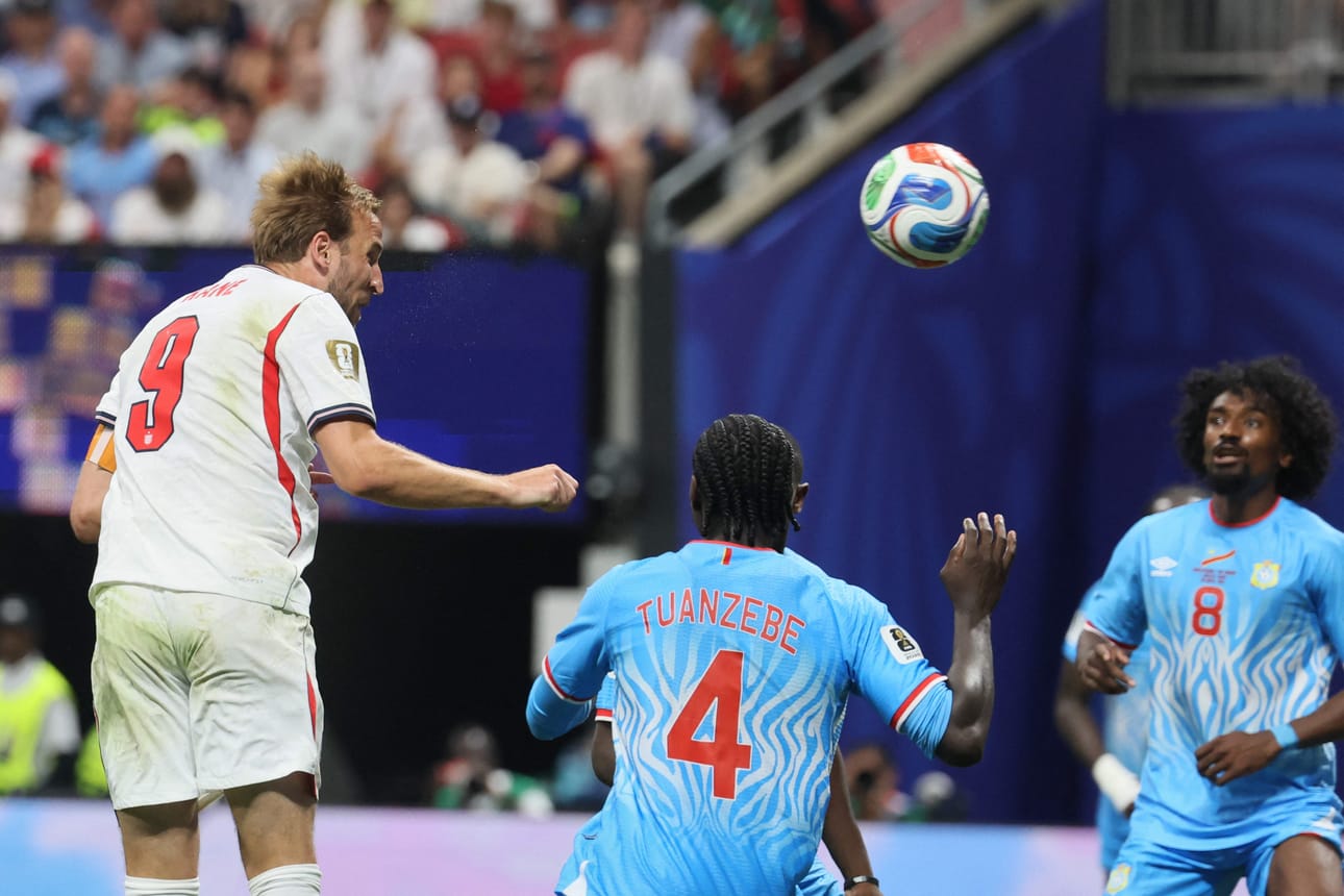 Harry Kane puskee pallon Kongon verkkoon.