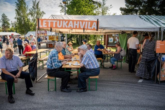 Lettukahvit ovat oleellinen osa markkinaelämystä.