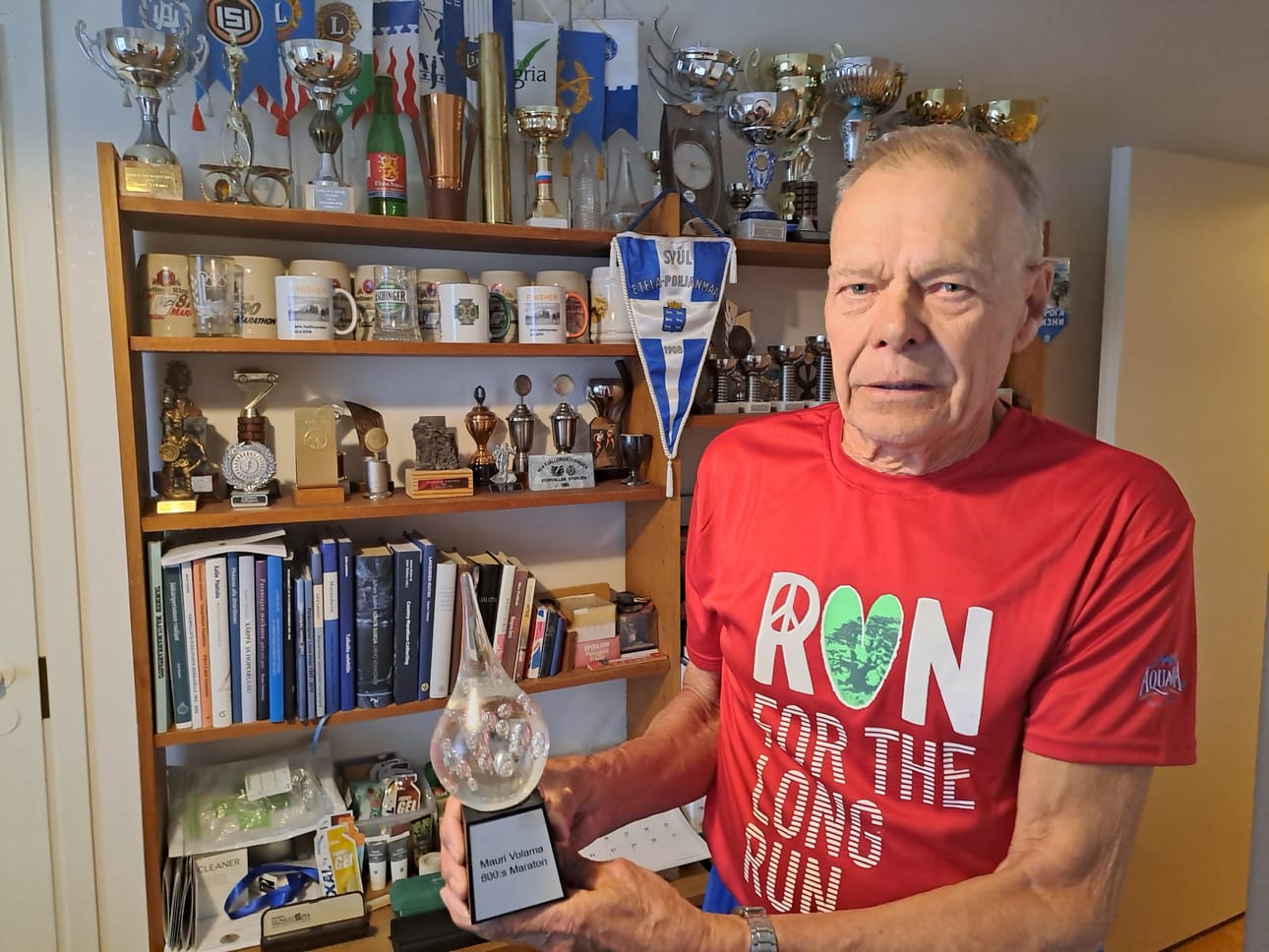 Volama sai 800. maratoninsa kunniaksi lasisen Hikipisara-veistoksen. Se ojennettiin hänelle Rautaveden maratonilta vuonna 2018.