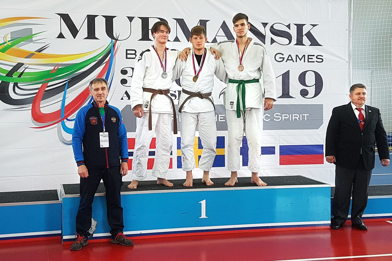 Sarjan 81 kiloa mitalistit: Elias Nikolai Forsbo (vas.) hopeaa, Joni Berg kultaa ja Aleksei Orlov pronssia.