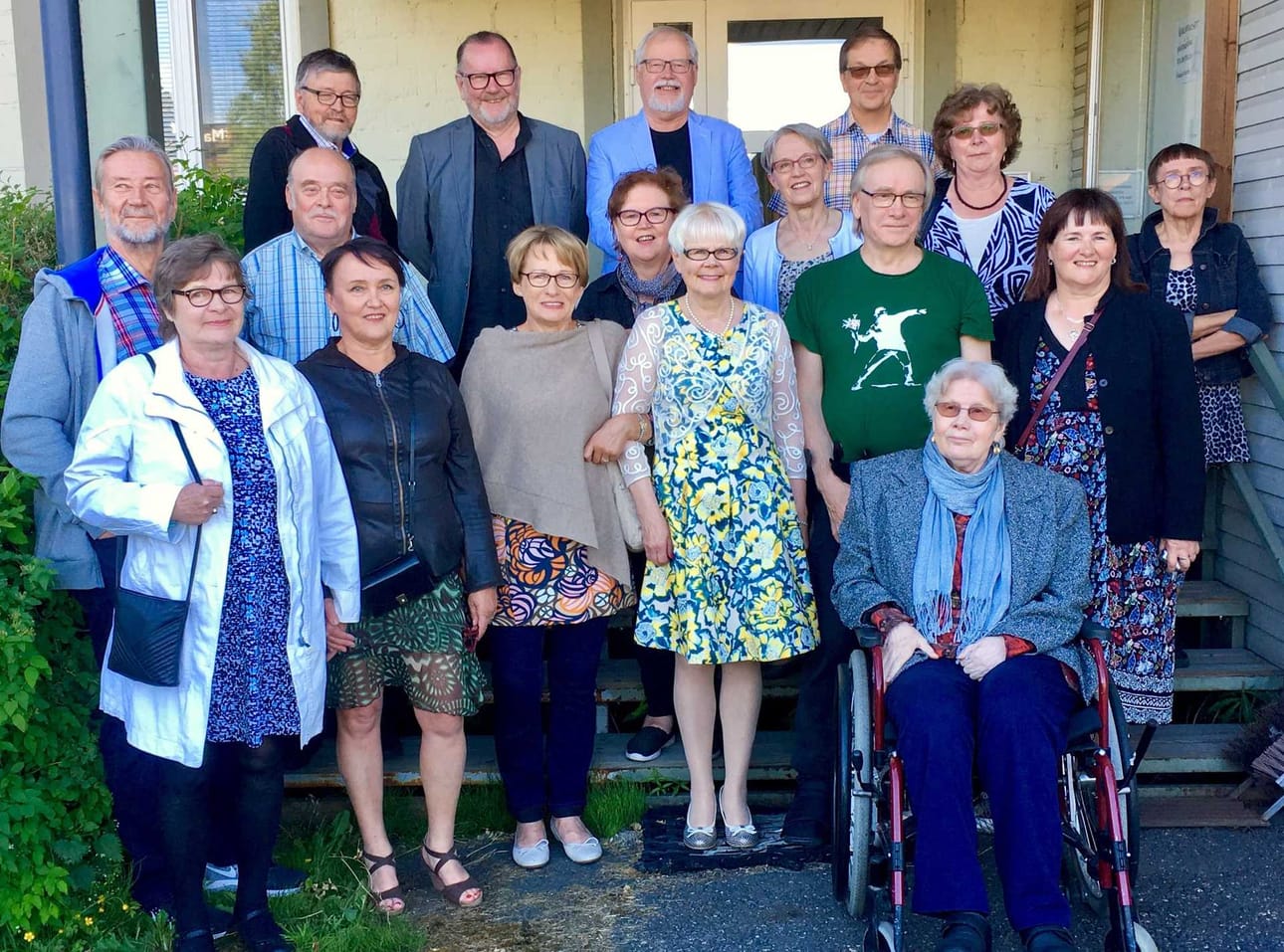 Yhteiskuva entisistä koulukavereista otettiin Kärsämäen kunnantalolla, jossa keskikoulu toimi vuosina 1962–1966.