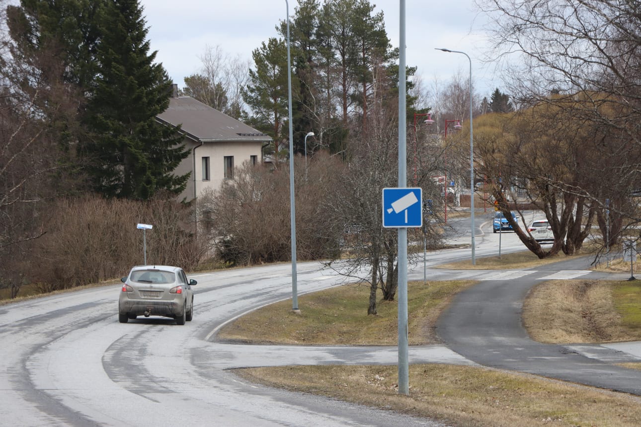 Jurvassa Kauppatien varrelle kirkon edustalle ilmestyi hiljattain uusi liikennemerkki.