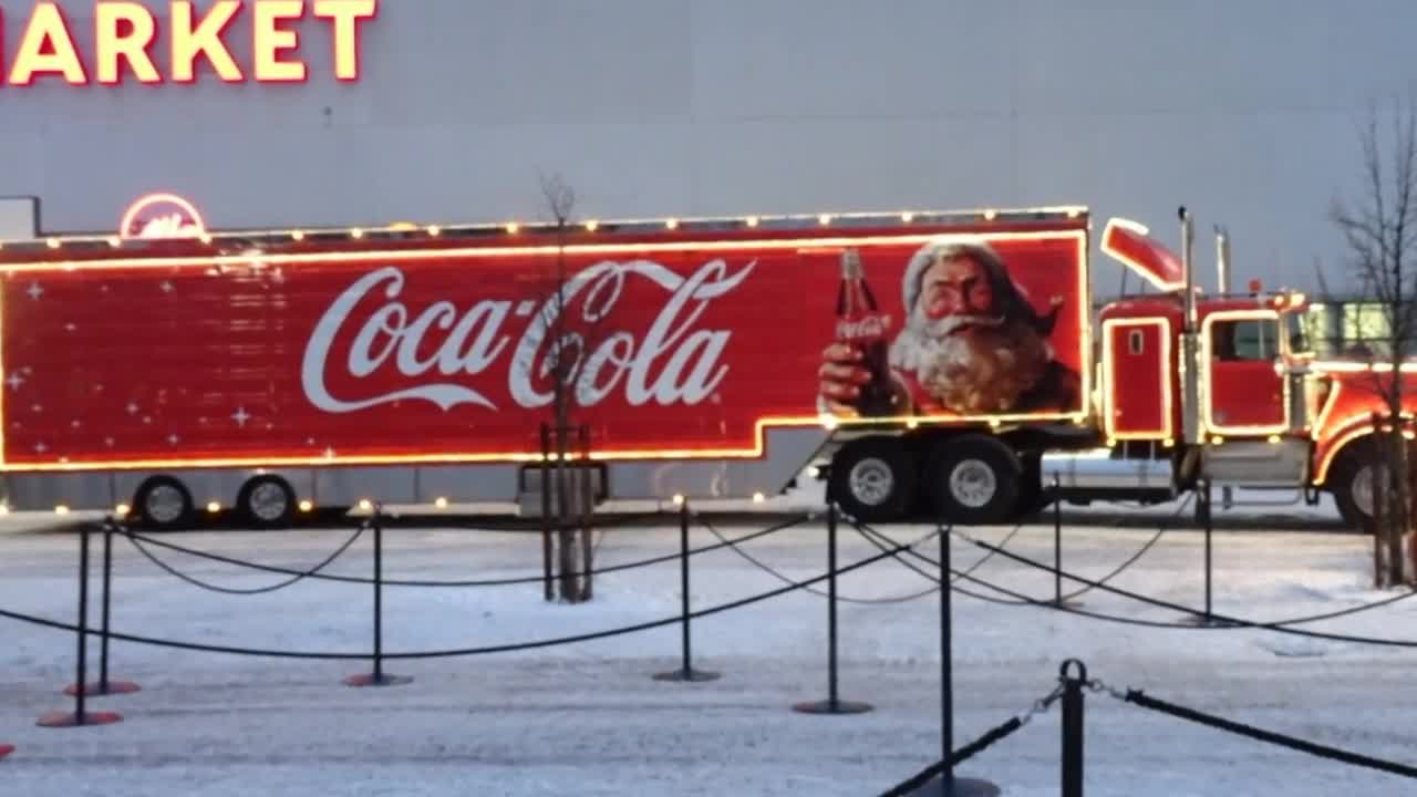Coca-Colan joulurekka parkkeerasi Kaakkuriin
