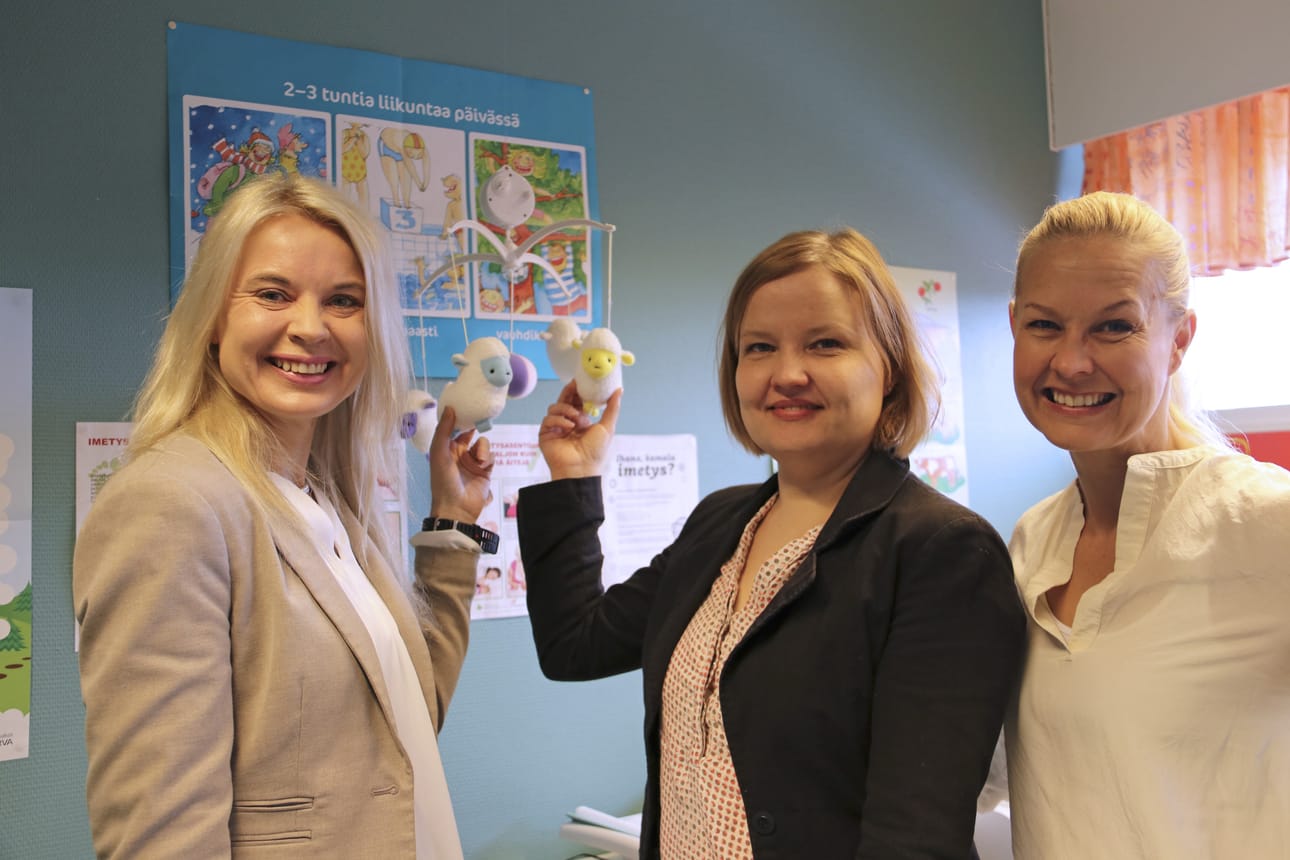 Lumijoen Terveystalon uusi yksikönjohtaja Mikaela Westergård (vasemmalla) kävi tiistaina tutustelemassa ensimmäistä kertaa Lumijoen terveysasemaan. Mukana olivat myös Taru Luiro ja Mira Ilmoniemi. Päivä aloitettiin neuvolan tiloihin tutustumisella.