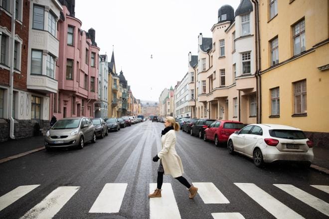 Tila- ja konseptisuunnittelija Margit Sjöroos on sitä mieltä, että klassiset rakennukset olisivat ihmisten hyvinvoinnille parempia kuin raskasurbanismin nykyarkkitehtuuri. Sjöroos kuvattiin Huvilakadulla Helsingin Eirassa. KUVAT: Arttu Laitala