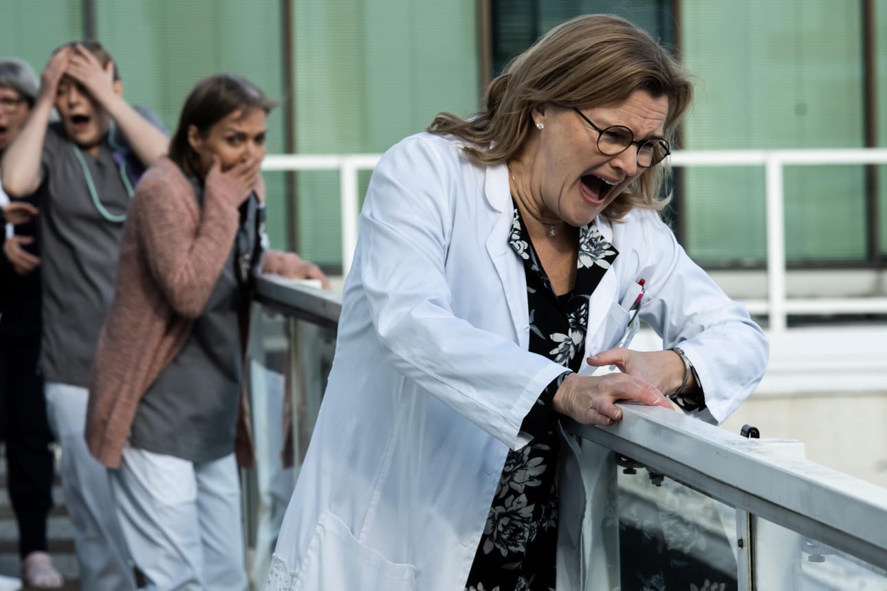 Marjut Blom (Jaana Pesonen) on ylilääkäri. Taustalla Lenita (Lena Meriläinen) ja Aino (Amelie Blauberg). Seitsemännen kauden kaksi ensimmäistä jaksoa näkyvät Nelosella, loput ovat katsottavissa Ruutu+:ssa, jonne julkaistaan tänään neljä jaksoa ja jatkossa kaksi jaksoa viikossa.