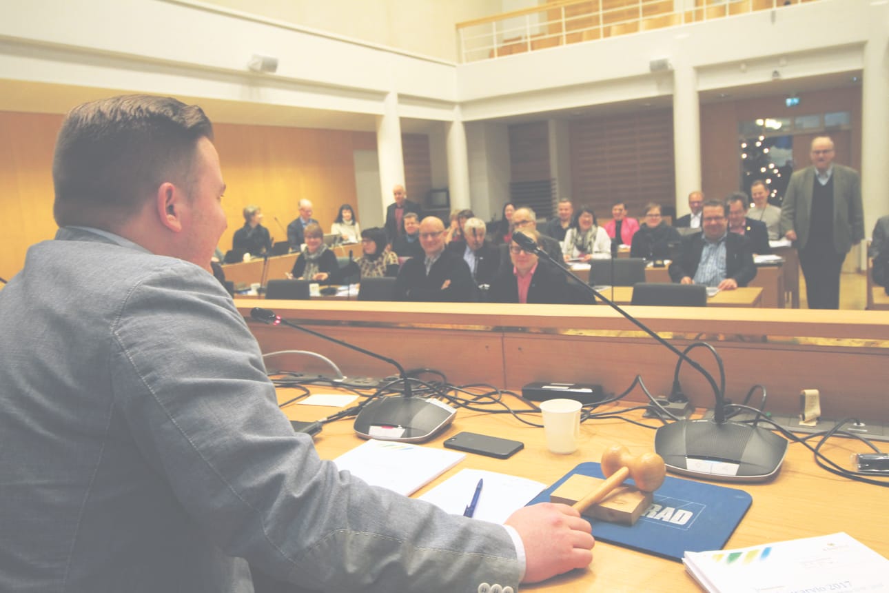 Valtuuston puheenjohtaja Janne Heikkinen (kok.) heilutti nuijaa Kempeleen valtuustossa tällä erää viimeistä kertaa. Hän asettuu ensi vuonna kuntavaaleissa ehdolle Oulussa.