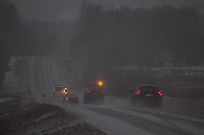 Alajärvellä on tullut rakeita keskiviikkona illalla ja ajokeli on ollut sen mukainen. Hoiskossa jouduttiin jopa auraustöihin tänään. Kuva: Johanna Heikkilä