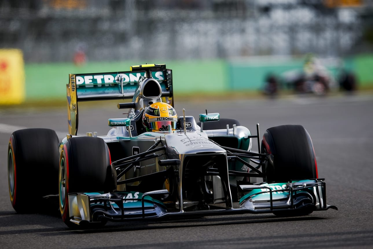 Lewis Hamilton kehui kilpakumppaniaan Twitterissä.