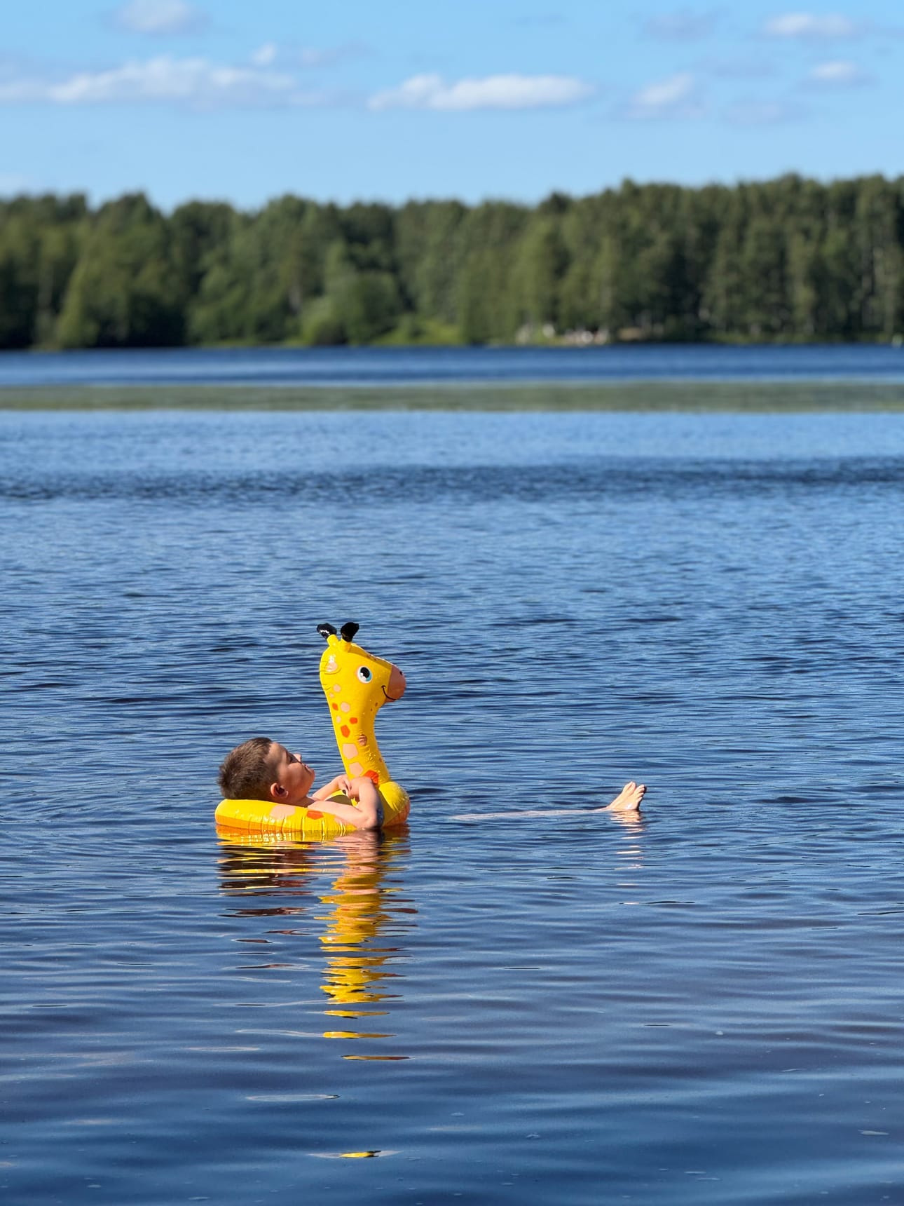 Ei hätäpäivää, ota iisisti vaan, viestittää Paula Alakulppi tämän kesäfoton yhteydessä, jossa lomalainen nautiskelee auringosta. Tämä on Uuden Rovaniemen kesäfotokilpailuun lähetetyistä kuvista valittu viikon kesäfoto.