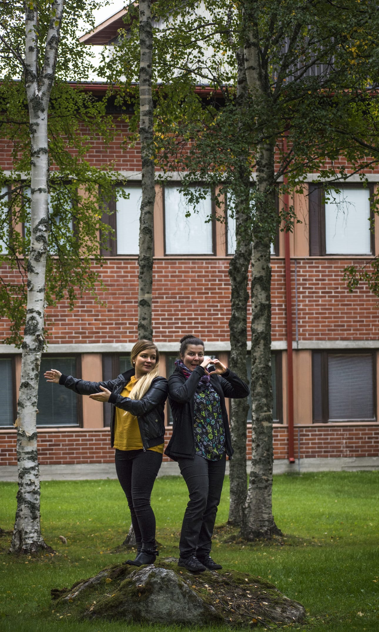 Virpi Kilpijärvi ja Lumi Törmä Koillisen kumppaneista esittelivät tulevaa järjestötaloa syyskuussa.