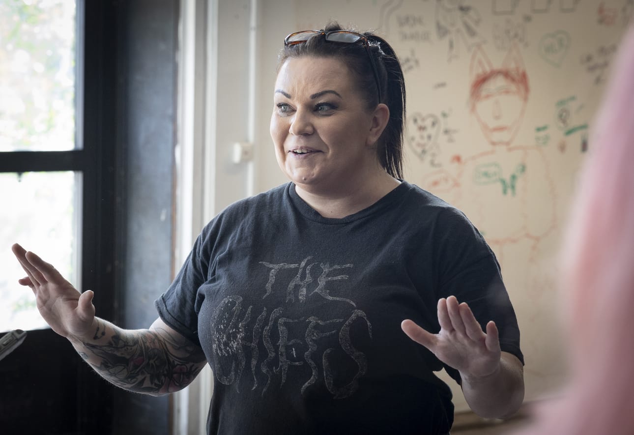 Kuvanveistäjä Taru Visuri on mukana Väliaineen purkunäyttelyssä graniittiveistoksillaan. Hänen takanaan näkyvä seinä on jätetty kävijöiden vapaaseen käyttöön, ja siihen on näyttelyn aikana kertynyt runsaasti piirroksia ja viestejä.