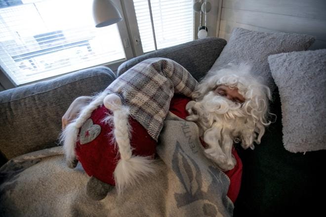 Joulupukki nukkui kunnon yöunet Hyllykalliolla. Sänkyä hän moitti liian pehmoiseksi vanhalle selälle, joten sohva tuntui luontevammalta. KUVAT: JAAKKO ELENIUS