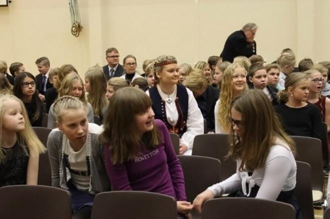 Yleisöä odottamassa kakkutarjoilulle pääsemistä. KUVAT: MARIA KUIKKA