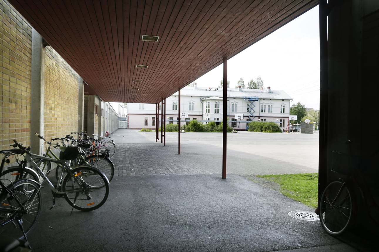 Tuiran alakoulu lakkautetaan ja tontti myydään.