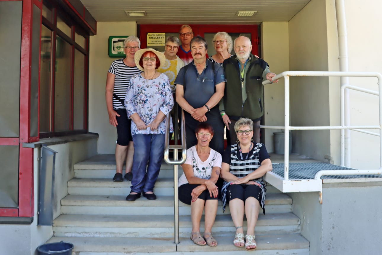 Aseman olkkarilla säännöllisesti piipahtavat Alli Saarela (takana vasemmalla), Orvokki Tanila, Sirpa Säntti, Rainer Kurhela, Mikko Lähteenmaa, Raija Pukki ja Jorma Vaheri. Edessä hankkeen puuhanaiset Anna-Liisa Marttila ja Teija Juurakko.