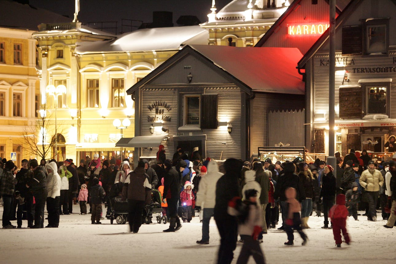 Uudenvuoden vastaanotto palaa kauppatorille. Viime vuonna juhla järjestettiin suuremmassa mittakaavassa pesäpallostadionilla kuntaliitoksen kunniaksi. Kuva uudenvuodenaatolta 2009.