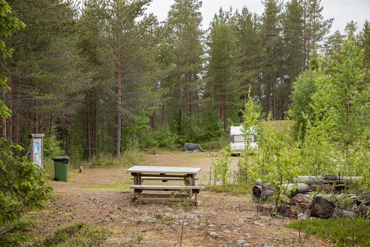 Kuusinkijoella näkyi viime kesänä vain vähän kalastajia, kun Koillissanomat kävi paikalla. Kuva on Saunavaaran leirialueelta.