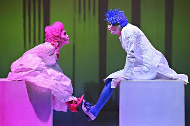 Vaasan kaupunginorkesterin ja -teatterin sekä Vaasan Oopperasäätiön kolmikantayhteistyönä kaupunginteatterin lavalla on monena vuonna nähty kiinnostavia oopperatuotantoja. Tästä lähtien oopperat kuuluvat kokonaan Vaasan kaupunginteatterin budjettiin, ja teatteri on niistä tuotantovastuussa. Kuva Candide-esityksestä. KUVA: JYRKI TERVO