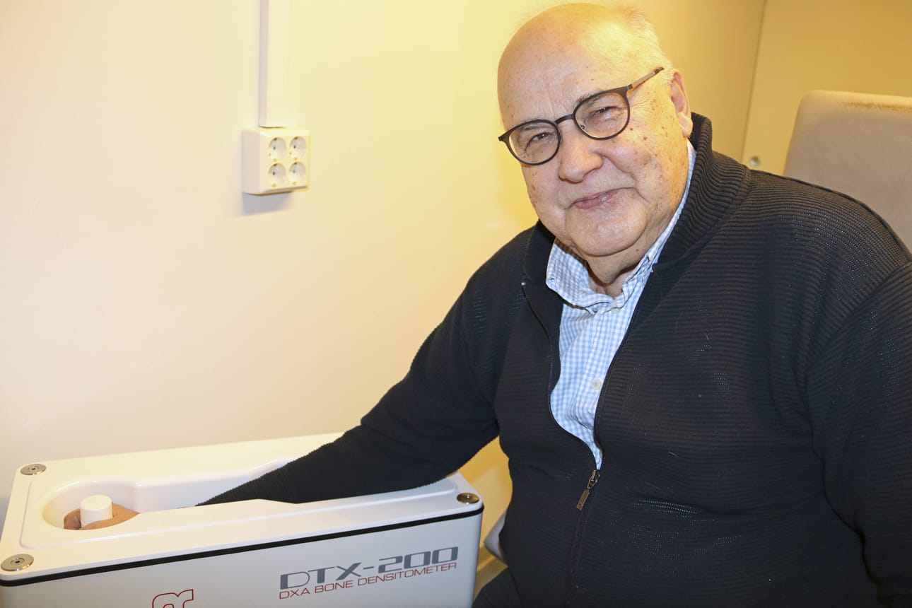 Lääkärikeskus Zeppeliniin tuotu rannemittauslaite on levännyt muutaman vuoden, kertoo Jorma Heikkinen. Rtg-säteeseen perustuva laite antaa tuloksen, jonka pohjalta lääkäri voi ohjata potilaan tarkempiin tutkimuksiin ja hoitoihin.