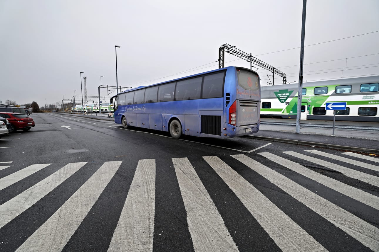 Kaukoliikenteen bussien laiturit ovat nyt aseman pohjoispuolella radan kupeessa.