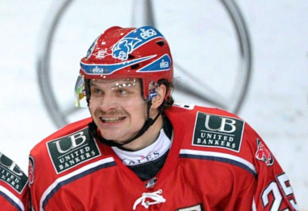 Muun muassa ex-Kärppä Janne Pesonen kasvatti marraskuussa muhkeat viikset.