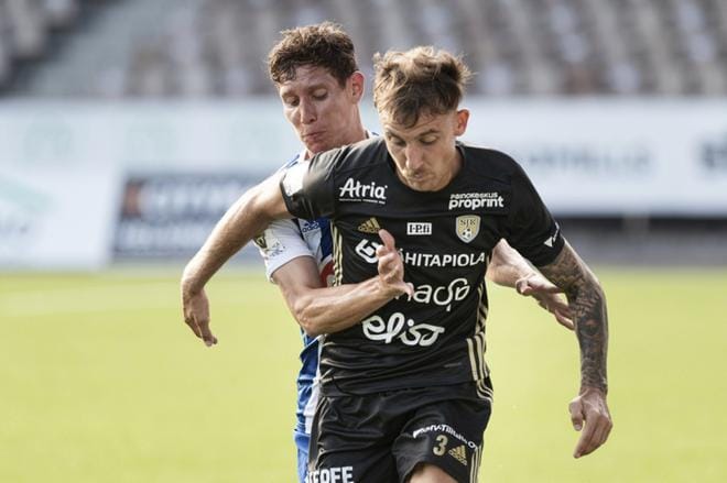 Viime viikonloppuna SJK ehti jo vierailla Helsingissä HJK:n vieraana, mutta 6.8. ohjelmassa ollut reissu pääkaupunkiin on jouduttu perumaan HIFK:n joukkueen koronatartunnan takia. Kuvassa oleva SJK:n pelaaja on Rodrigo Arciero.