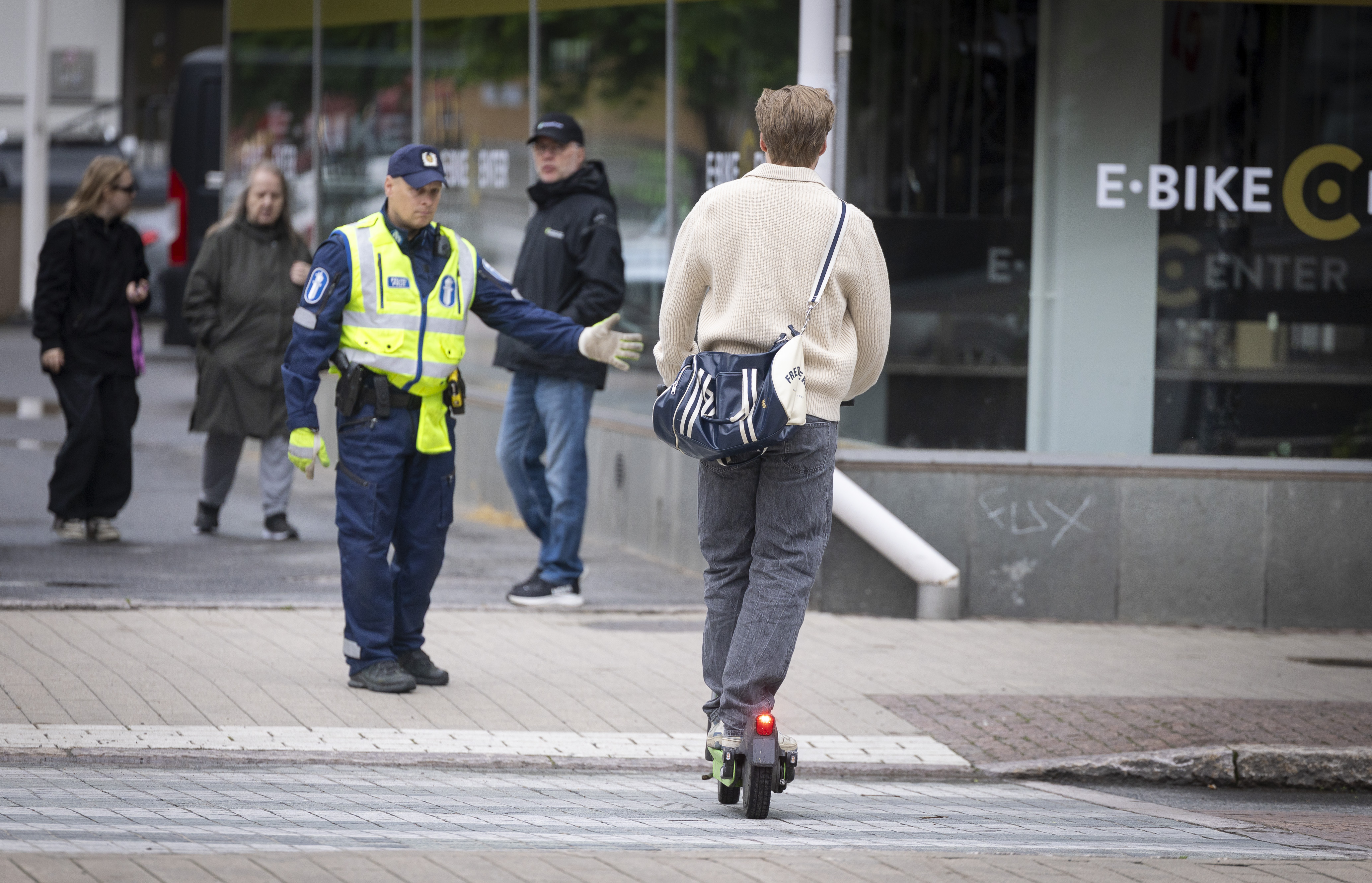 Seurasimme, kun poliisi sakotti kymmeniä pyöräilijöitä ja skuuttaajia Oulun keskustassa