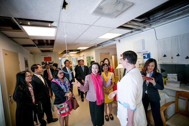 Vietnamin Suomen suurlähettiläs Mrs. Pham Thi Ngoc Bich, Hanoin kansankomitean apulaispääsihteeri Ngo Thi Thanh Hang sekä joukko vietnamilaisdelegaation edustajia saivat osastonhoitaja Leena Qvickiltä lyhyen esittelyn Simunanrannan palvelutalosta. KUVA: JAAKKO ELENIUS