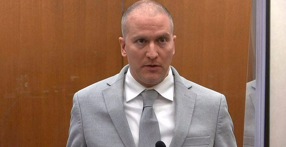Yhdysvaltain liittovaltion tuomari on antanut George Floydin surmasta tuomitulle poliisille Derek Chauvinille (kuvassa) uuden, yli 20 vuoden tuomion. LEHTIKUVA/AFP/COURT TV