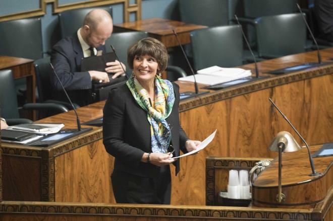 Ministeri Anne Berner on saanut puolustaa uudistuksiaan ja toimintaansa eduskunnan edessä. Välikysymyskeskustelu lokakuussa 2017 koski suunnitelmia avata rautateiden henkilöliikenne kilpailulle ja VR:n yhtiörakenteen pilkkomista. KUVA: Mauri Ratilainen / Compic