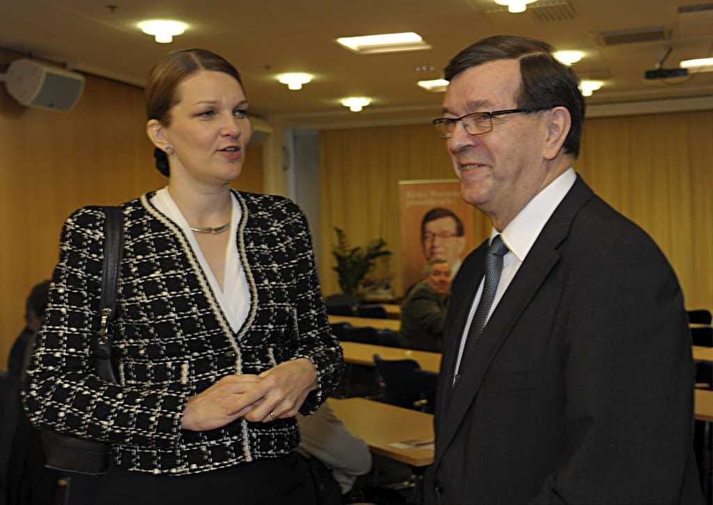 Keskustan puoluevaltuuston on koolla Oulussa. Presidenttiehdokas Paavo Väyrynen ja puheenjohtaja Mari Kiviniemi jutustelivat ennen Väyrysen avoimen puhe- ja keskustelutilaisuuden alkua.