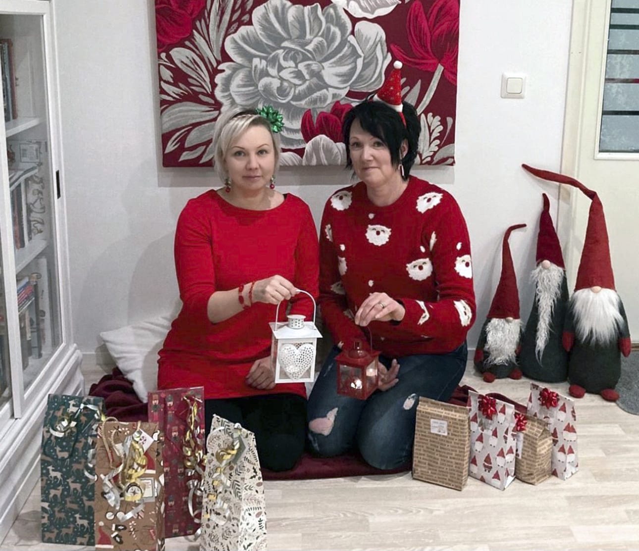 Serkukset Heli Neulaniemi ja Jaana Uurinmäki nauttivat joulunodotuksesta. Tänäkin vuonna he ovat tehneet toisilleen neljän paketin adventtikalenterit.