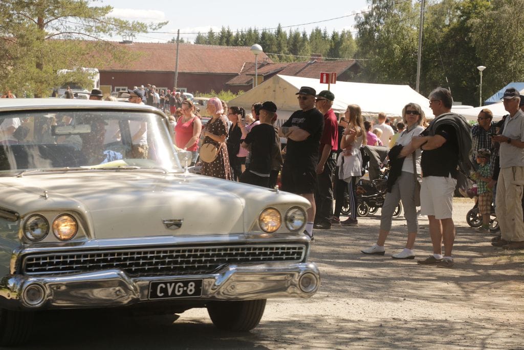 Autokentälle oli tullut jo perjantaina harvinaisuuksia nähtäville. Lisää näyttelyajoneuvoja tulee viikonlopuksi. Autot käyvät myös paraatiajossa Oulaisissa.