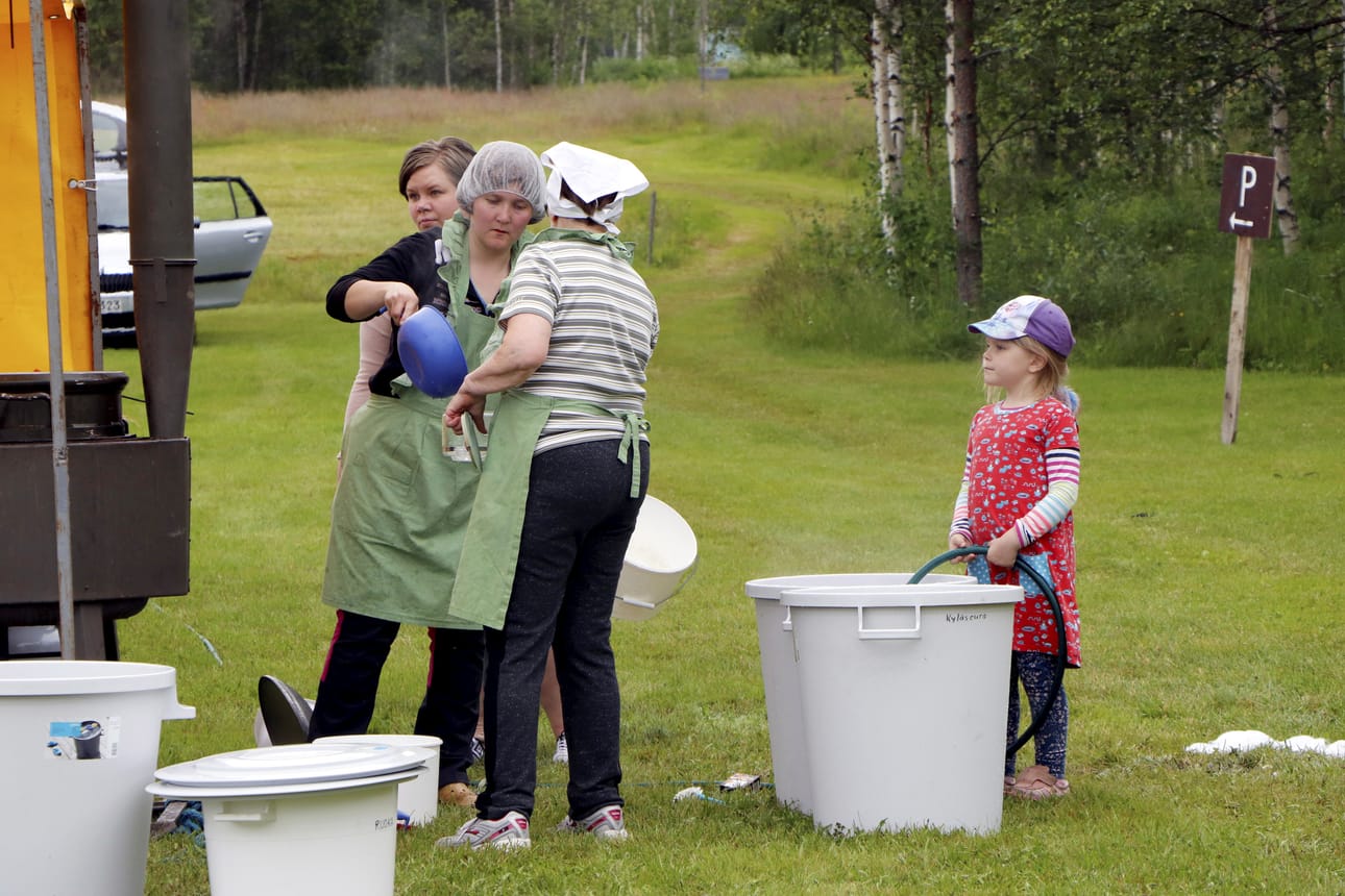 Anna Riepula ja Maria Kuurola (takana) keittivät kyläjuhlille 90 litraa lohikeittoa ja paistoivat 200 vohvelia. Koko lauantaina ei tarvinut paljon istuskella, sillä kokit aloittivat työnsä jo ennen aamukymmentä.