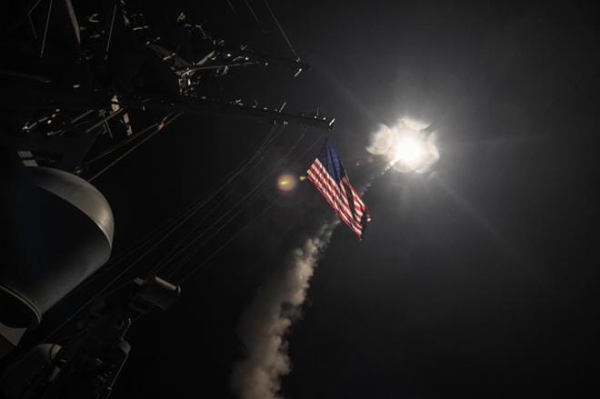 Yhdysvallat ampui Tomahawk-risteilyohjuksia syyrialaiseen lentotukikohtaan lähellä Homsin kaupunkia. Kyse on Trumpin vastatoimenpiteestä Syyriassa tehtyyn kaasuiskuun. KUVA: EPA/SEAMAN FORD WILLIAMS/HANDOUT