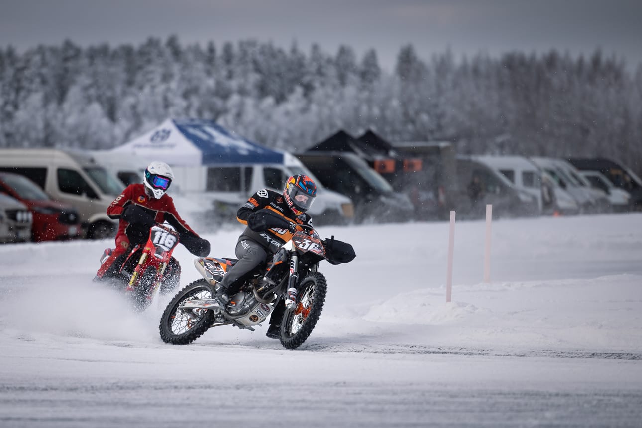 Mika Kallio (#36) ja ilmajokelainen Ossi Rantala (#116) kävivät tiukkaa kisaa voitosta kaikissa neljässä lähdössä SM-jääratakauden avauksessa Seinäjoella. Johto vaihtui moneen kertaan, ja lopulta erävoitot menivät Kalliolle 3–1.