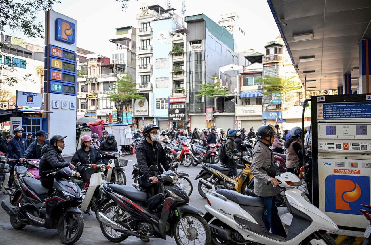 Motoristit jonottivat bensa-asemalla Vietnamin Hanoissa 10. maaliskuuta.