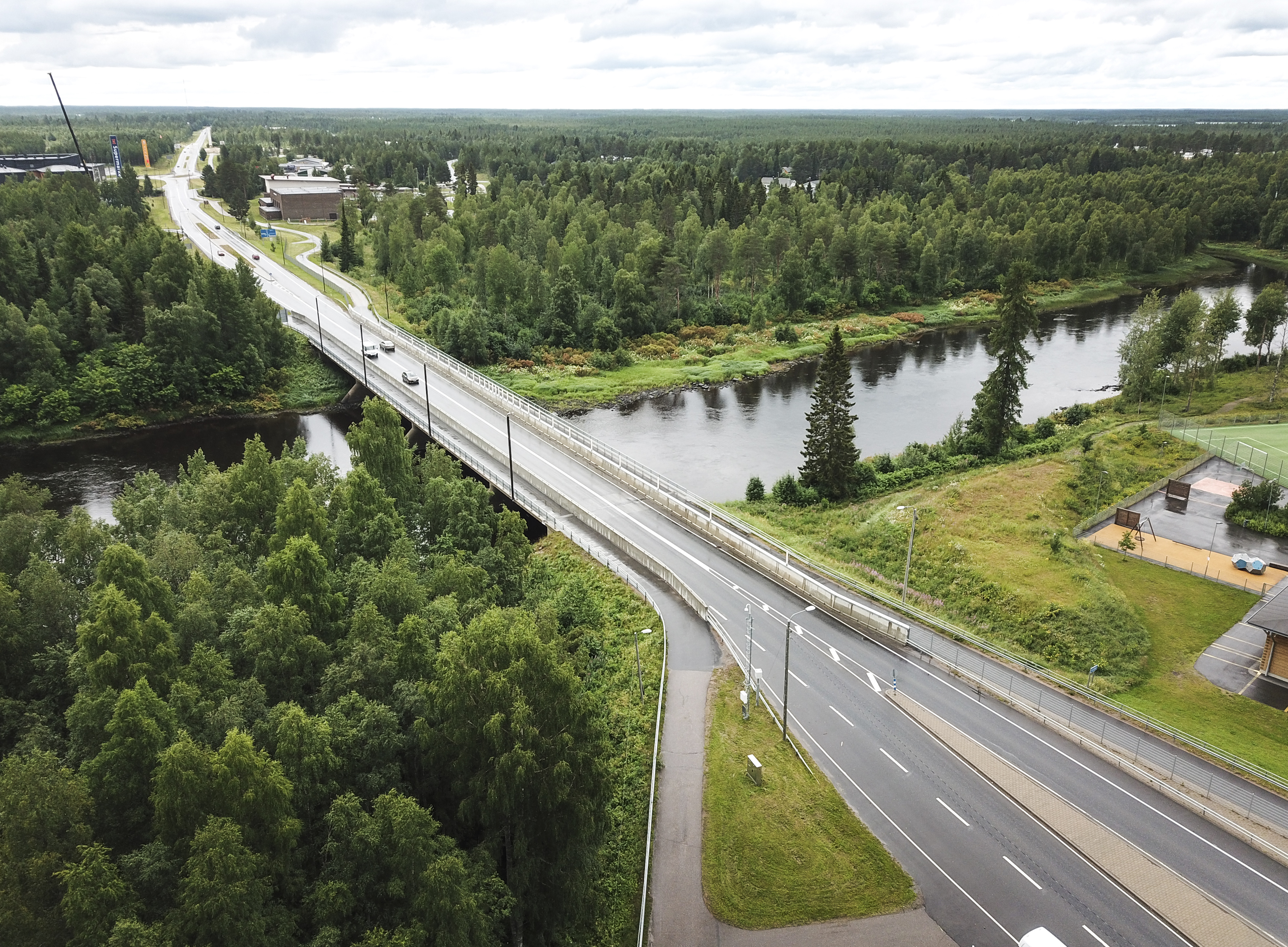 Tekstarit ja soitot Iijokiseutu: Nostetaan Pudasjärven näyttävyyttä ja siisteyttä poistamalla sillankaiteiden korkeudesta reilusti puolet.