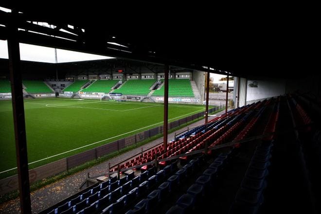 Elisa-stadionin uusiin katsomolohkoihin mahtuu noin 4 600 katselijaa. Vanhassa puukatsomossa istuimia on reilu 1 300. KUVA: JARNO PELLINEN