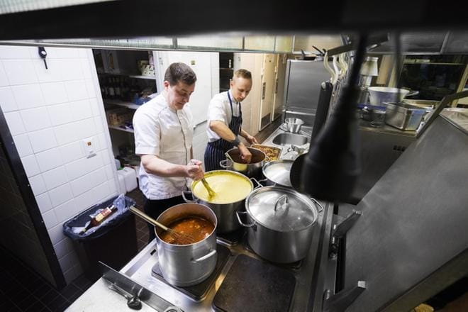 Omistaja Ossi Harju ja kokki Mathias Bengs tekevät ruokataikojaan. Sekä vanha että uusi ravintola perustuvat buffet-ideaan. KUVA: JARNO PELLINEN