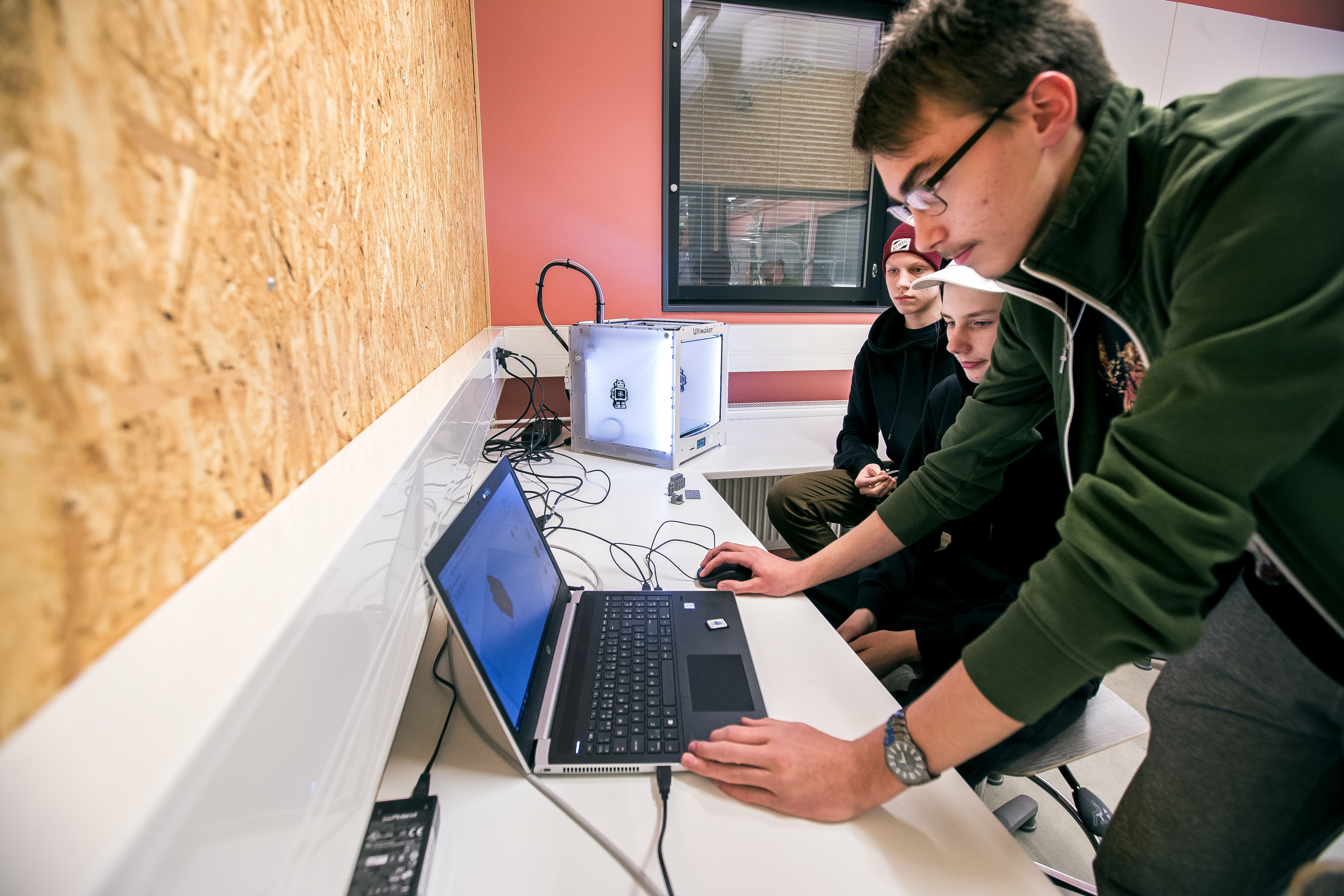 Tekniikkakerholaiset suunnittelevat uutta esinettä tinkercad-ohjelmalla