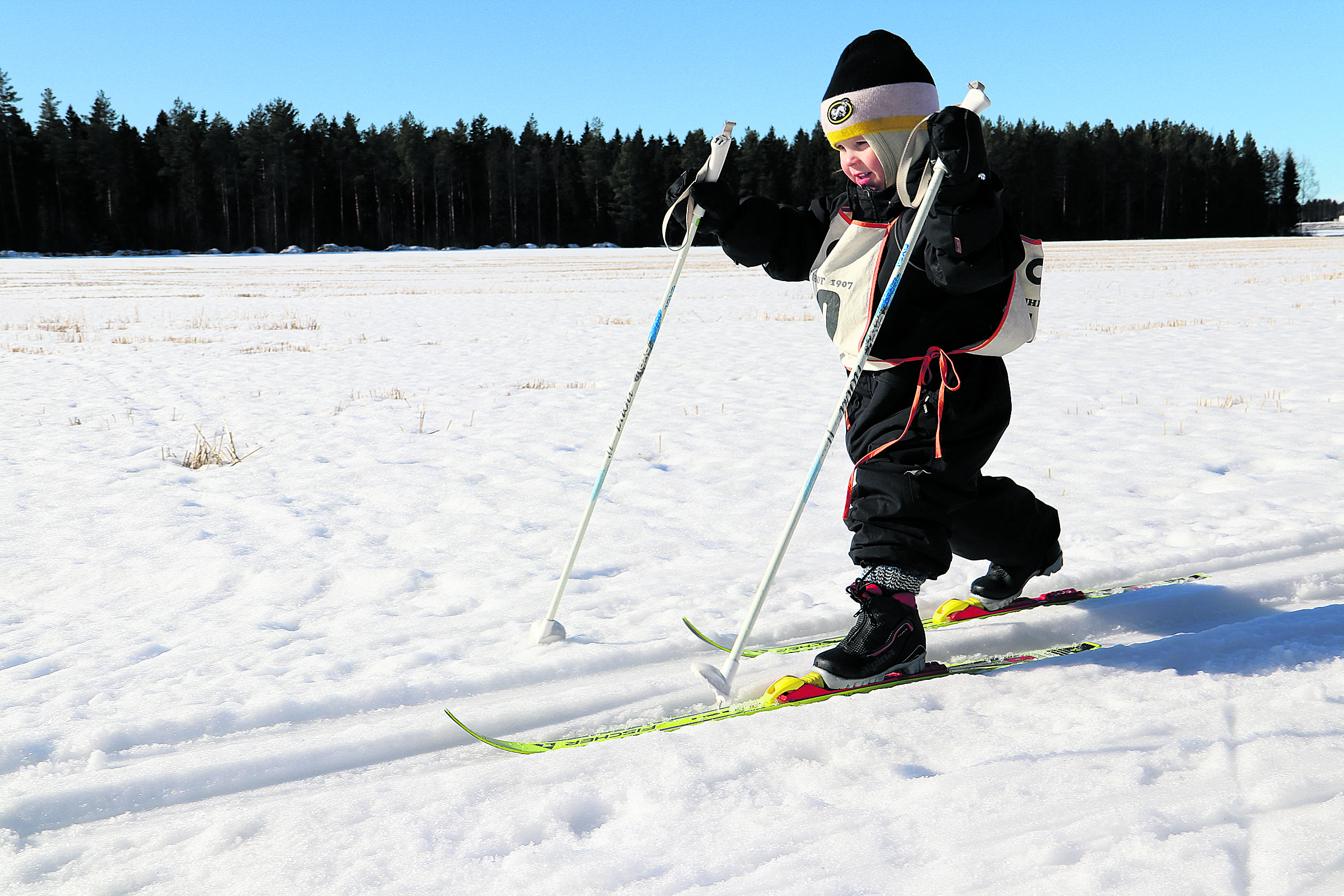Kempeleläinen Leo Lieto hiihteli pienimpien sarjan voittoon.