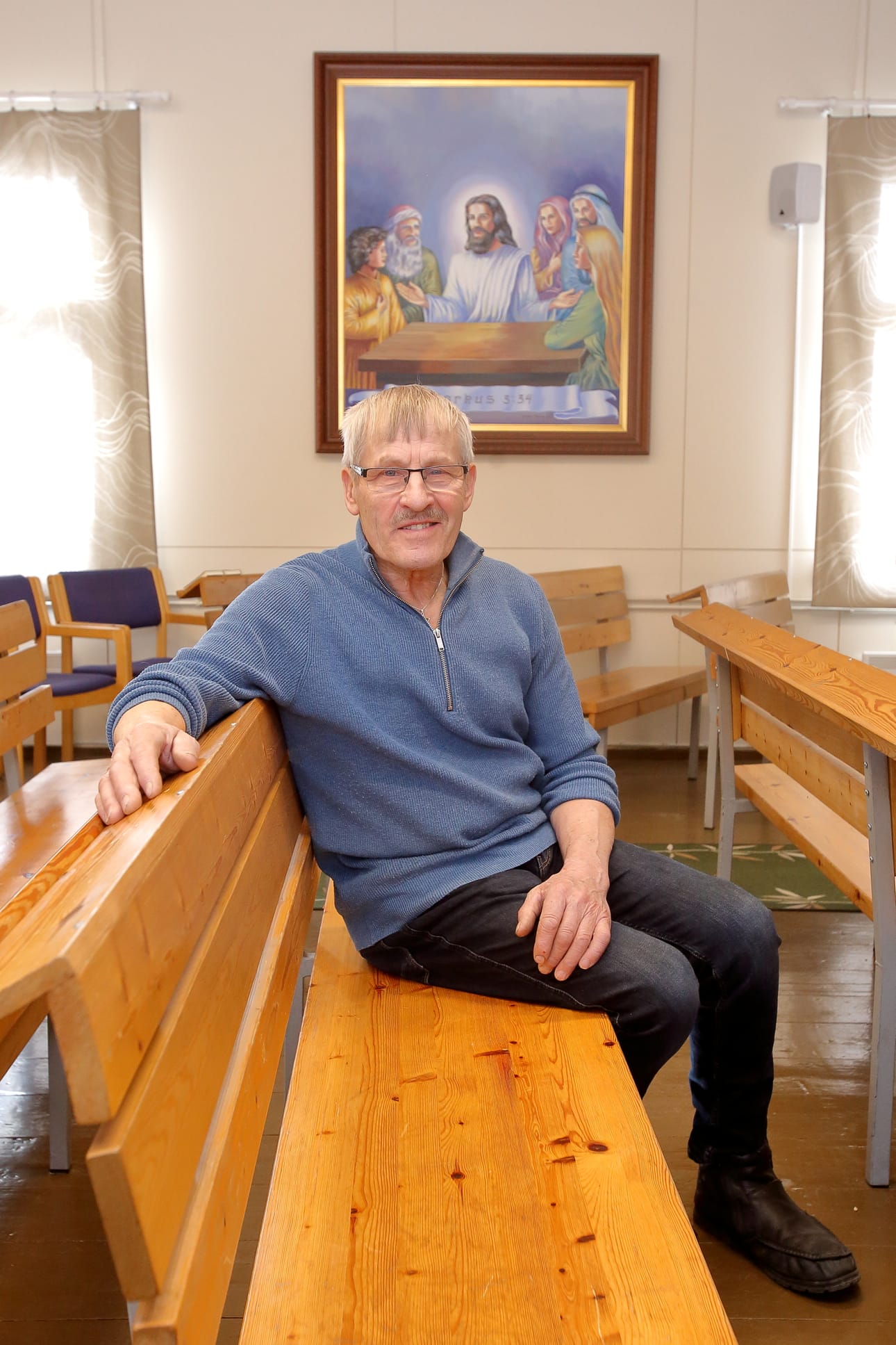 Raahen Vapaaseurakunnan puheenjohtaja Jaakko Kallela rukoilee herätystä Raaheen. – Jumala ei ole antanut vain yhtä seurakuntaa, vaan monta, että jokainen löytäisi itselleen kodin, Kallela sanoo. Taustalla Riitta Tervon maalaama taulu.