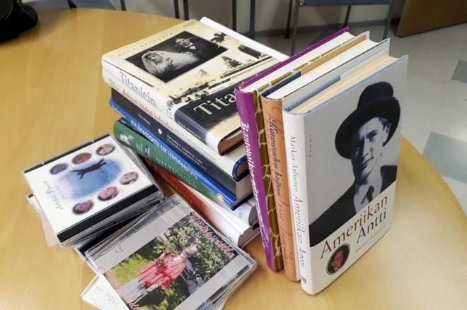 Kirjaston henkilökunta mielellään suosittelee aineistoa ja koostaa sopivan ”lainapaketin”. ARKISTOKUVA: SARI HEINILÄ