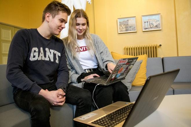 Kristiinankaupungin ruotsinkielisen lukion kolmasluokkalaiset Kasper Hemberg ja Amanda Nummela kehuvat koulun tunnelmaa ja opettajien avuliaisuutta. KUVAT: JORMA HAVULA